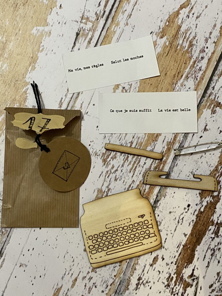 Épinglez vos pensées avec cette broche unique : surprise n°9 1 broche en bois machine à ecrire en kit