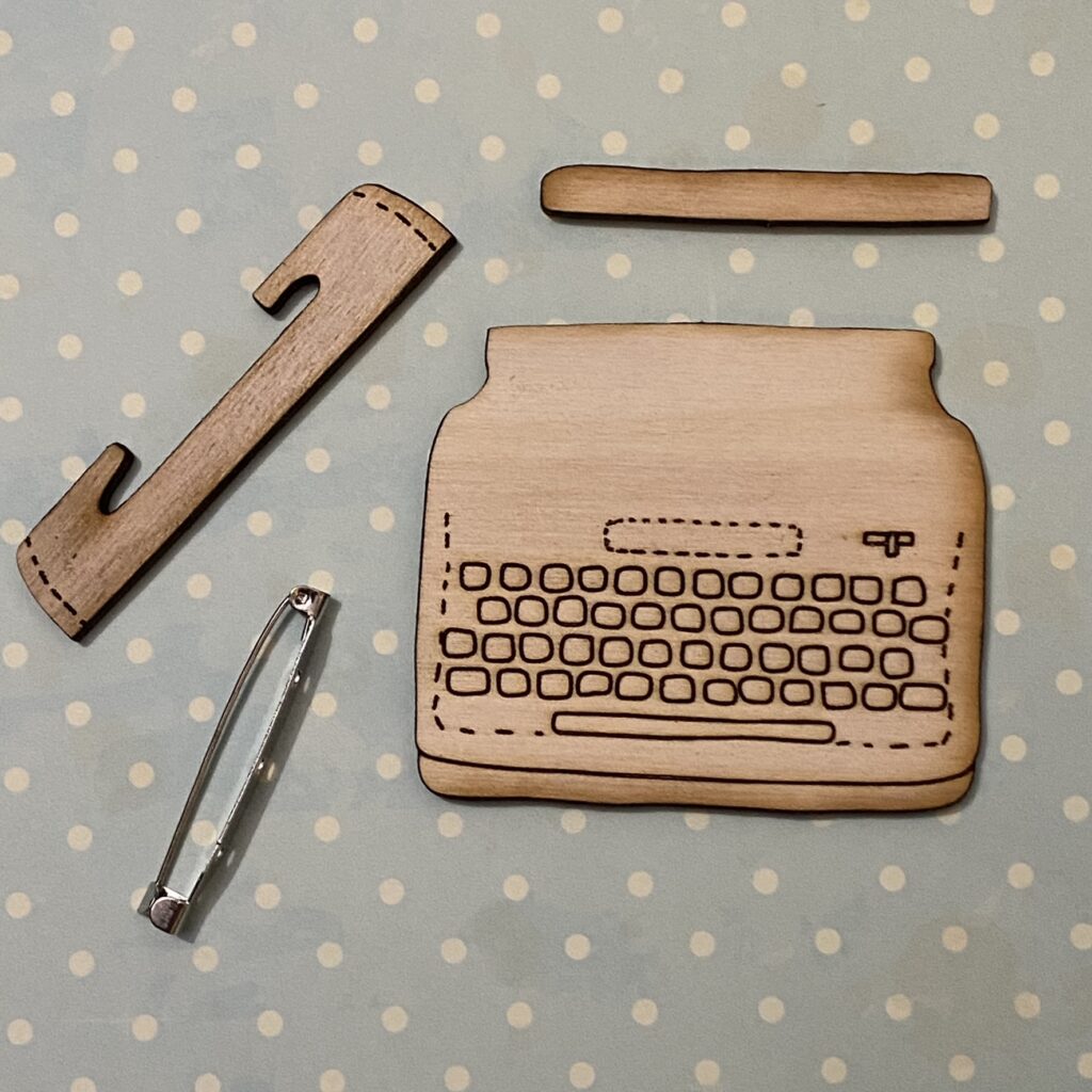 Épinglez vos pensées avec cette broche unique : surprise n°9 2 broche machine a ecrire en bois en kit