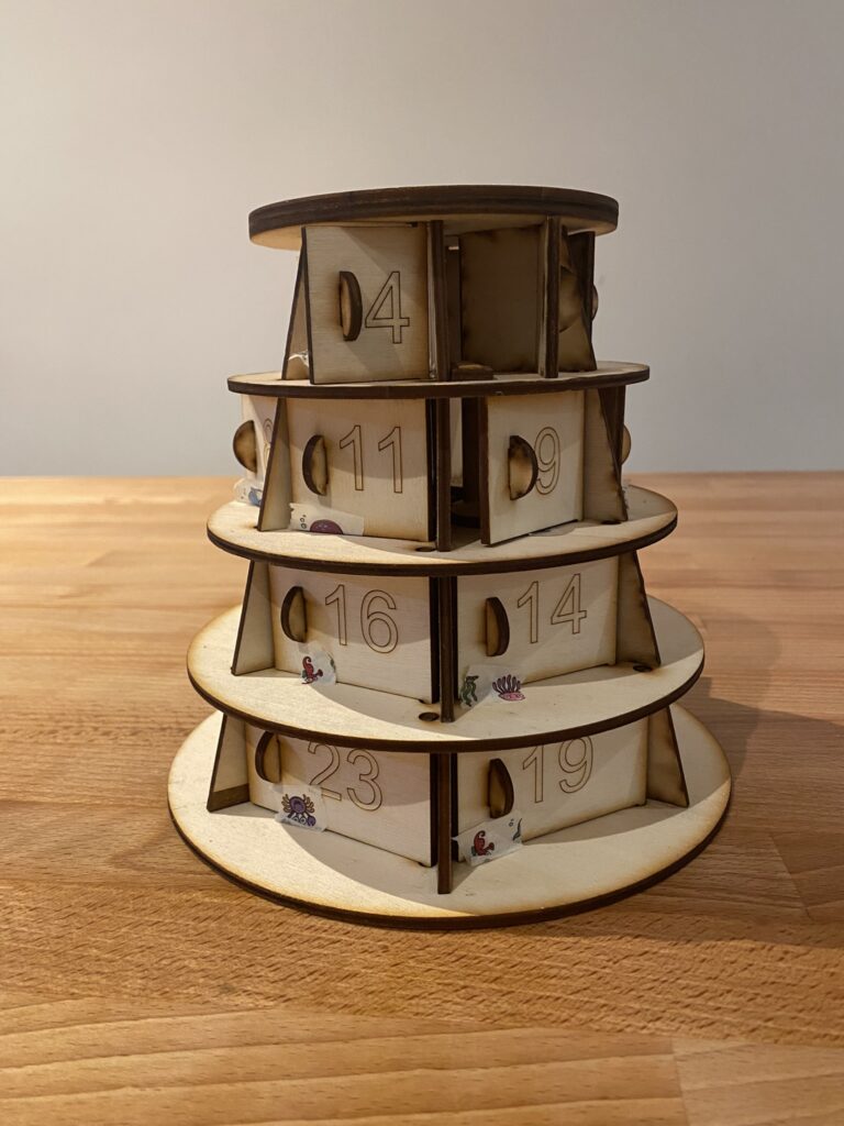 Les cadeaux de l'avent trop cool qu'on m'offre 1 calendrier bois découpeuse laser