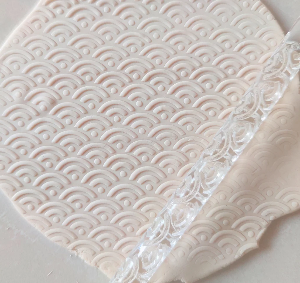 Astuces pour avoir de beaux biscuits à motifs (même après cuisson) 4 rouleau à motif vague