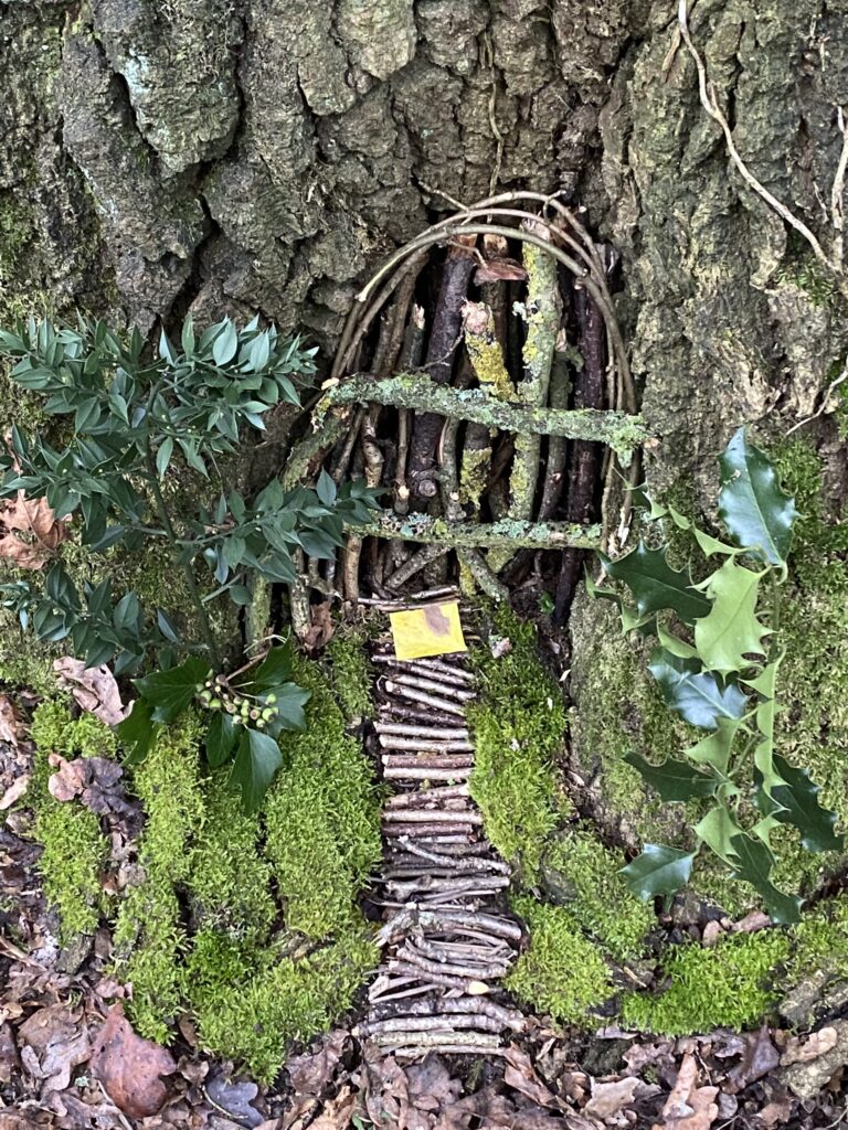 porte de fée naturelle au pied d'un arbre