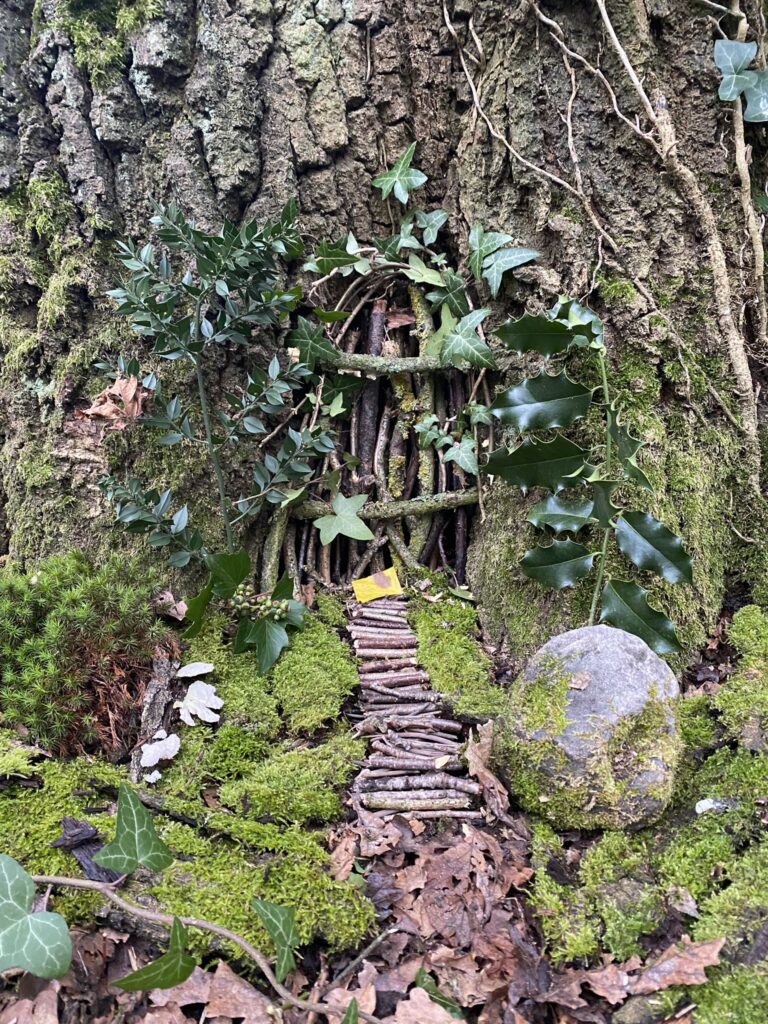 porte de fée naturelle au pied d'un arbre