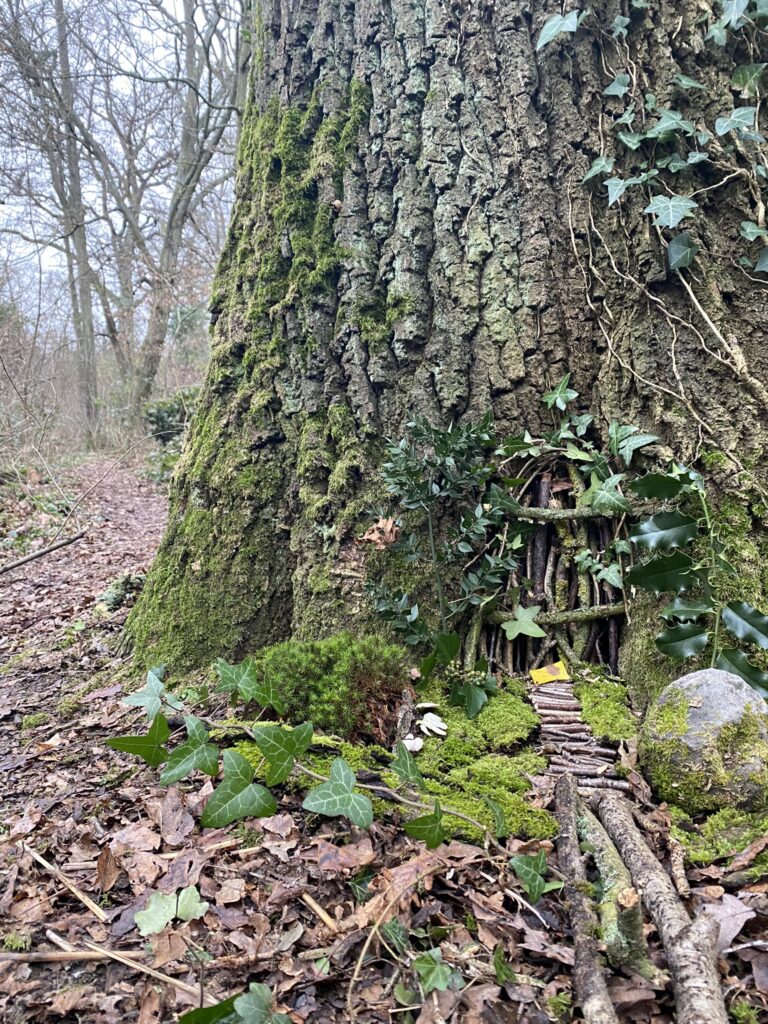 porte de fée naturelle au pied d'un arbre