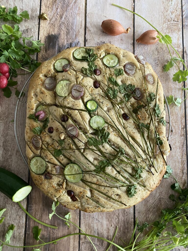 garden focaccia artistique décorée avec des herbes et des légumes qui forment un bouquet