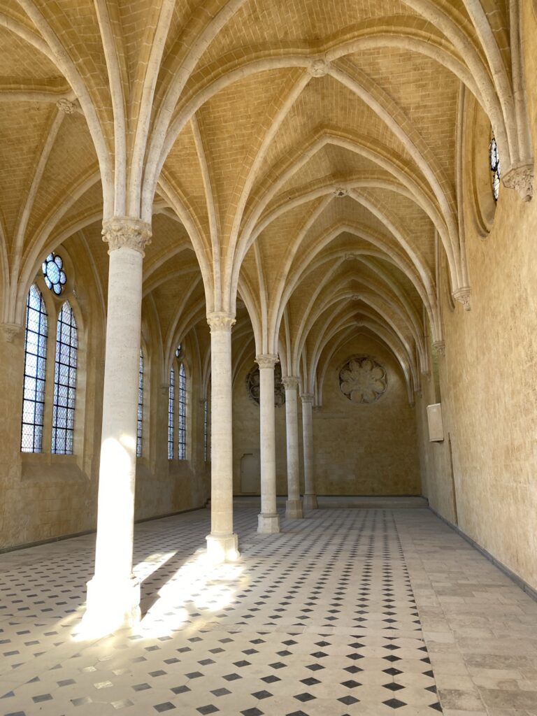 journée à soissons, visite et lieux incontournables, réfectoire de abbaye saint jean des vignes