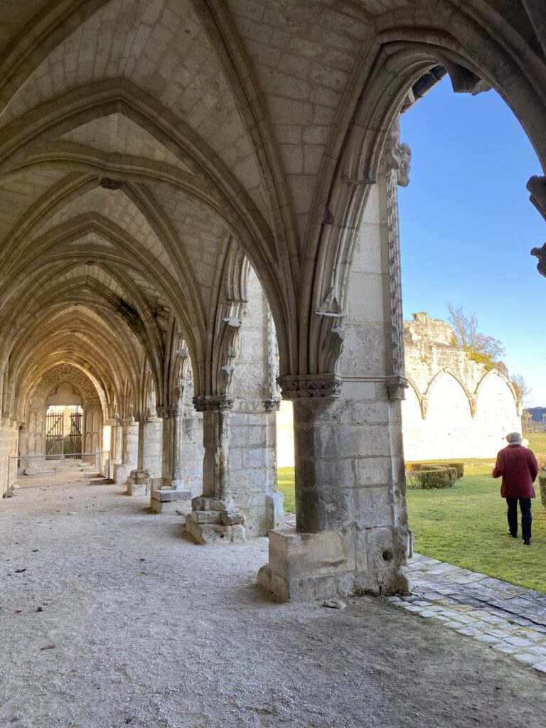 journée à soissons, visite et lieux incontournables, abbaye saint jean des vignes