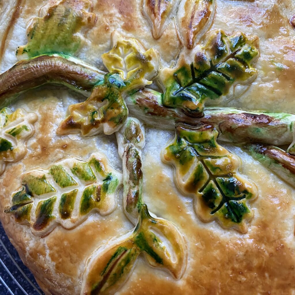 Galette des rois originale avec un oiseau sur la branche 13 galette des rois decoree