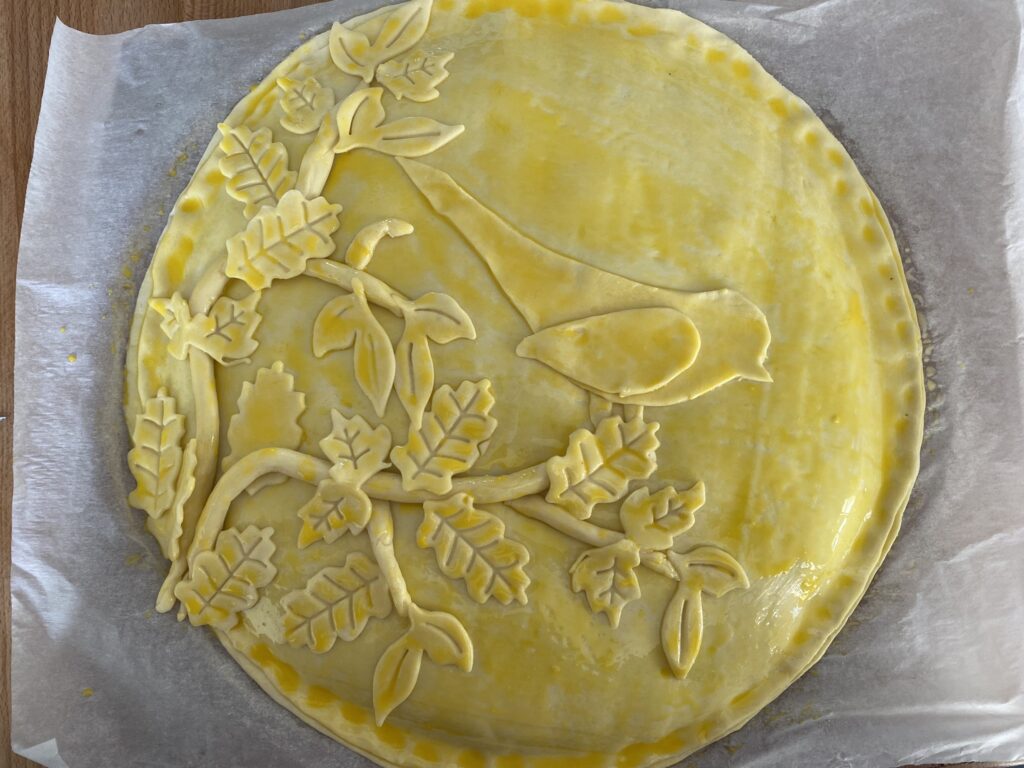 galette des rois créative avec un décor oiseau sur la branche