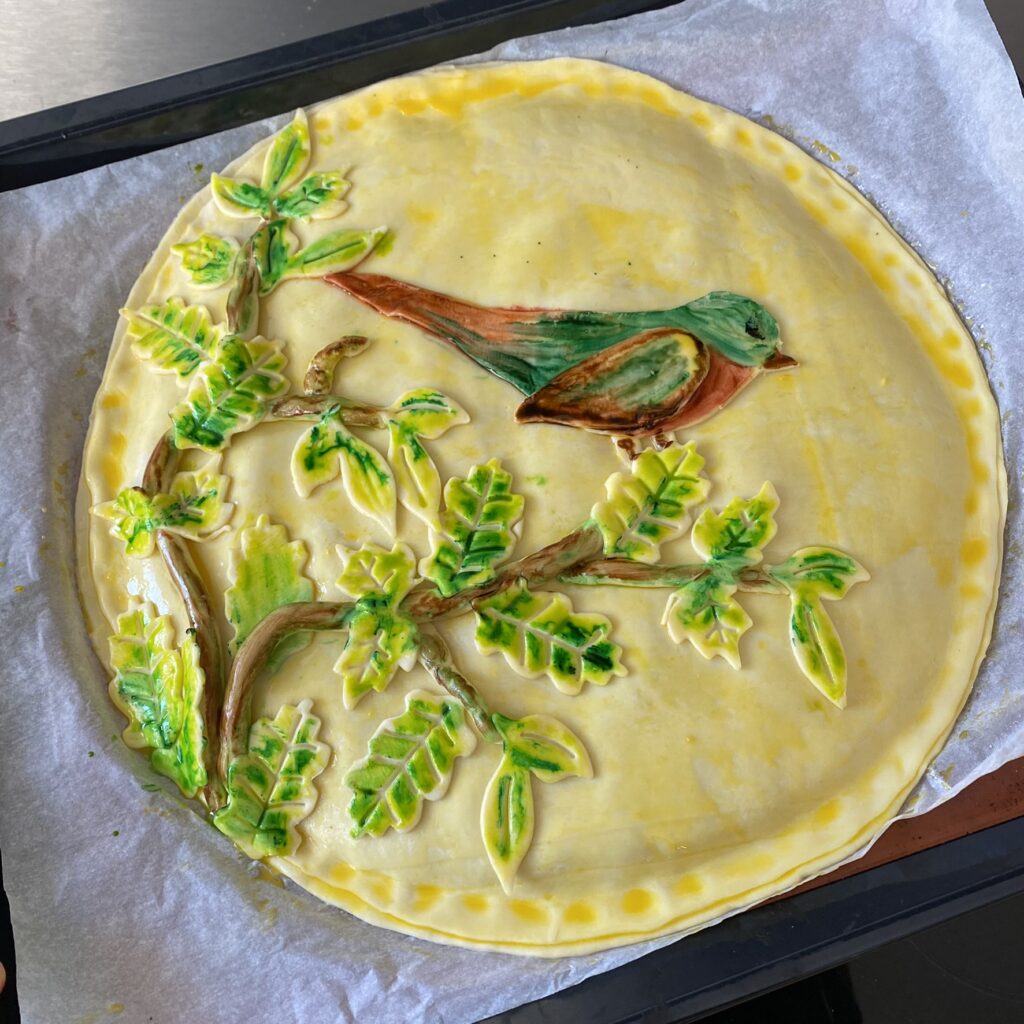 Galette des rois originale avec un oiseau sur la branche 12 galette des rois originale