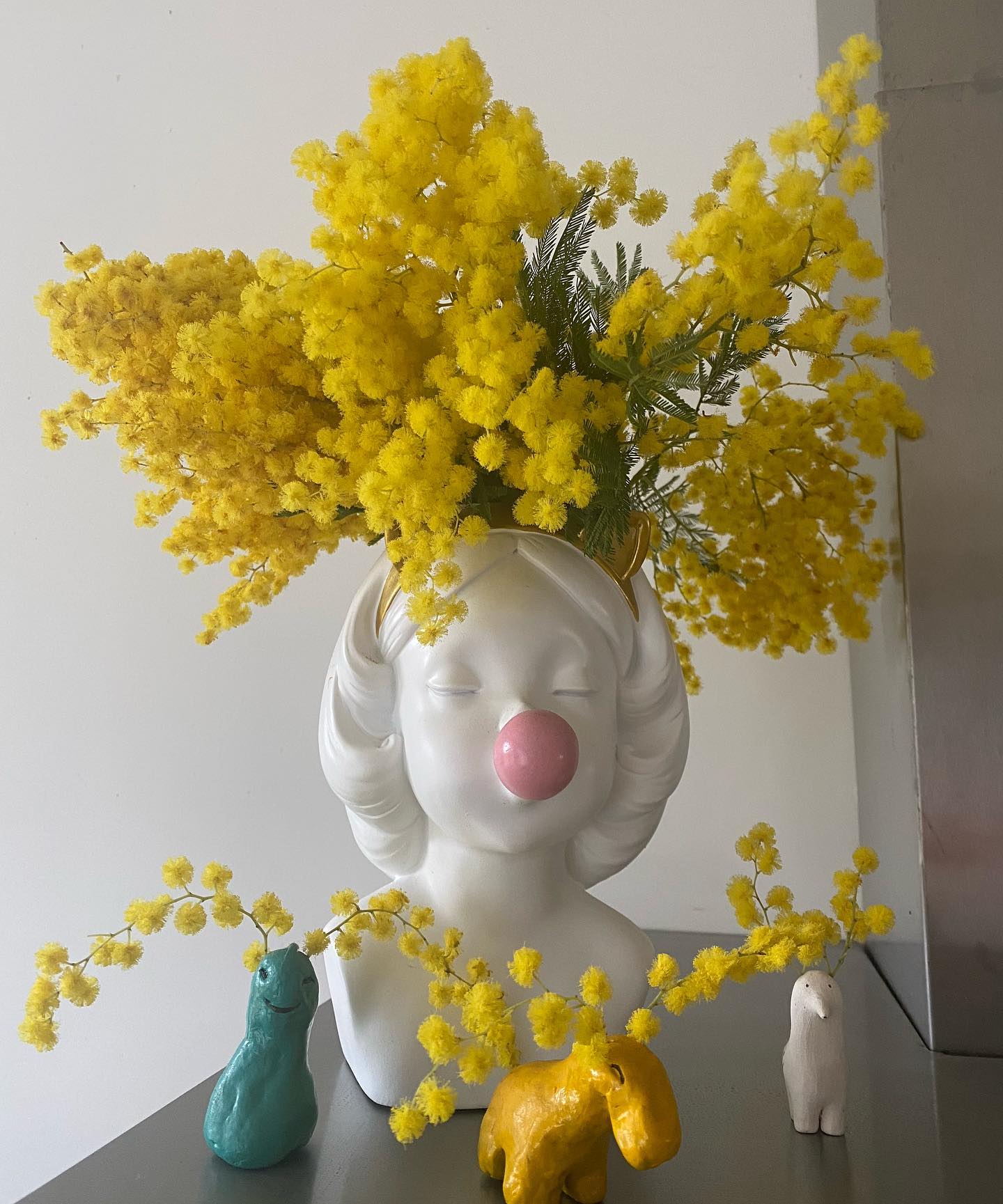 mimosa vase fille qui fait des bulles