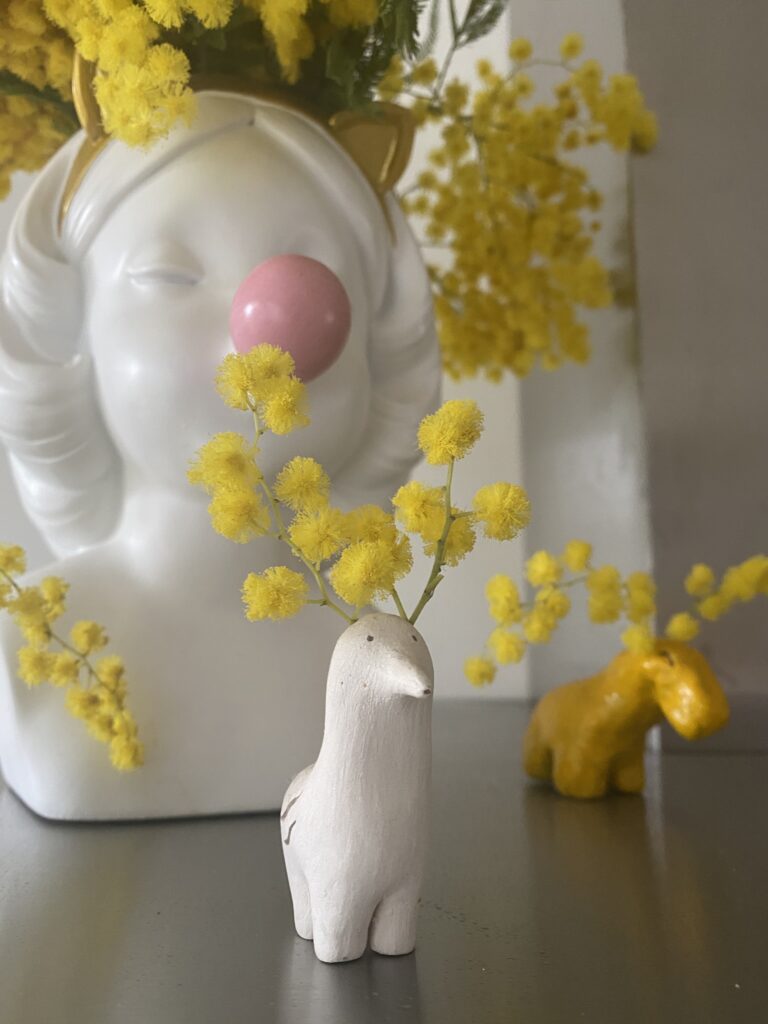 mimosa vase fille qui fait des bulles