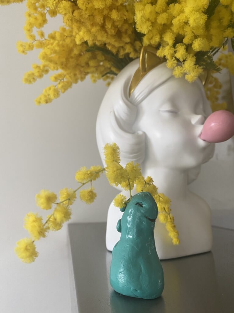 mimosa vase fille qui fait des bulles