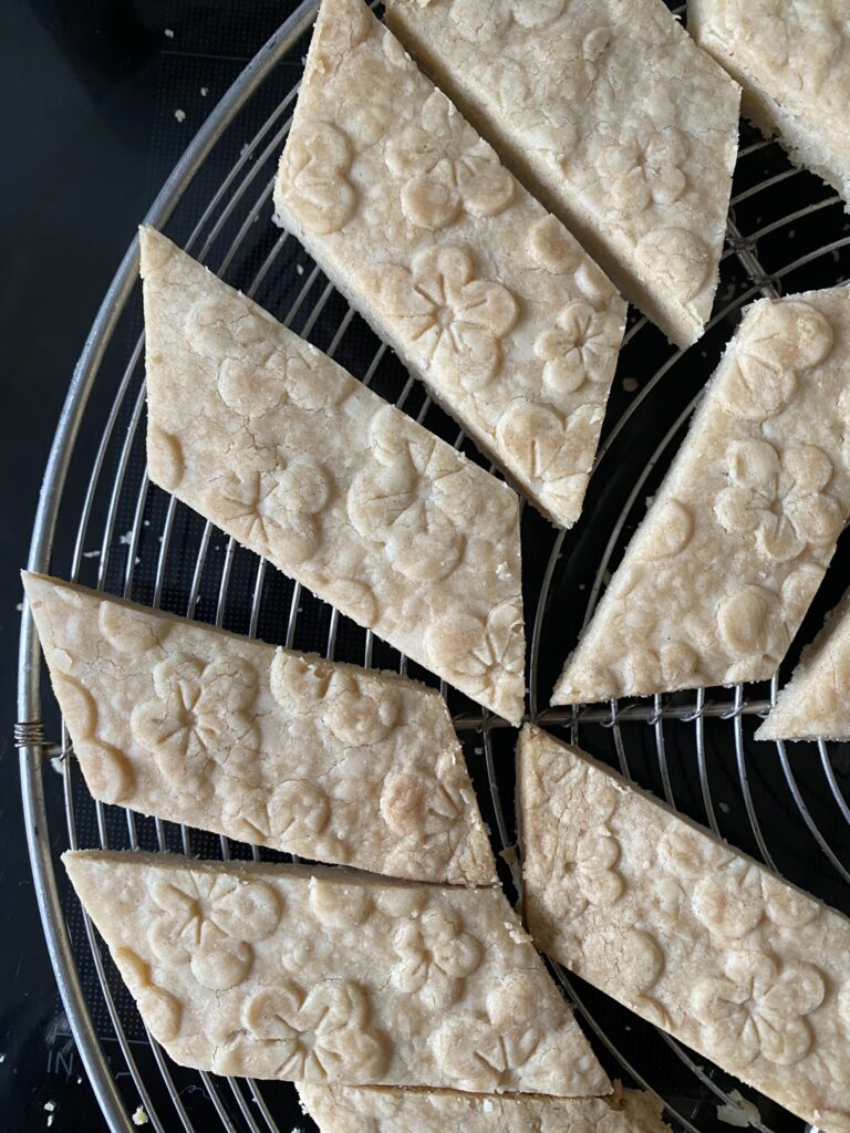 Recette de shortbreads aussi bons que beaux 8 shortbread biscuits à motif de fleur de cerisier