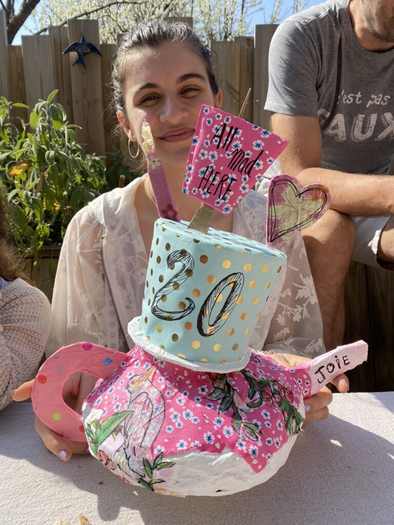 surprise des 20 ans : pinata théière alice au pays des merveilles en carton