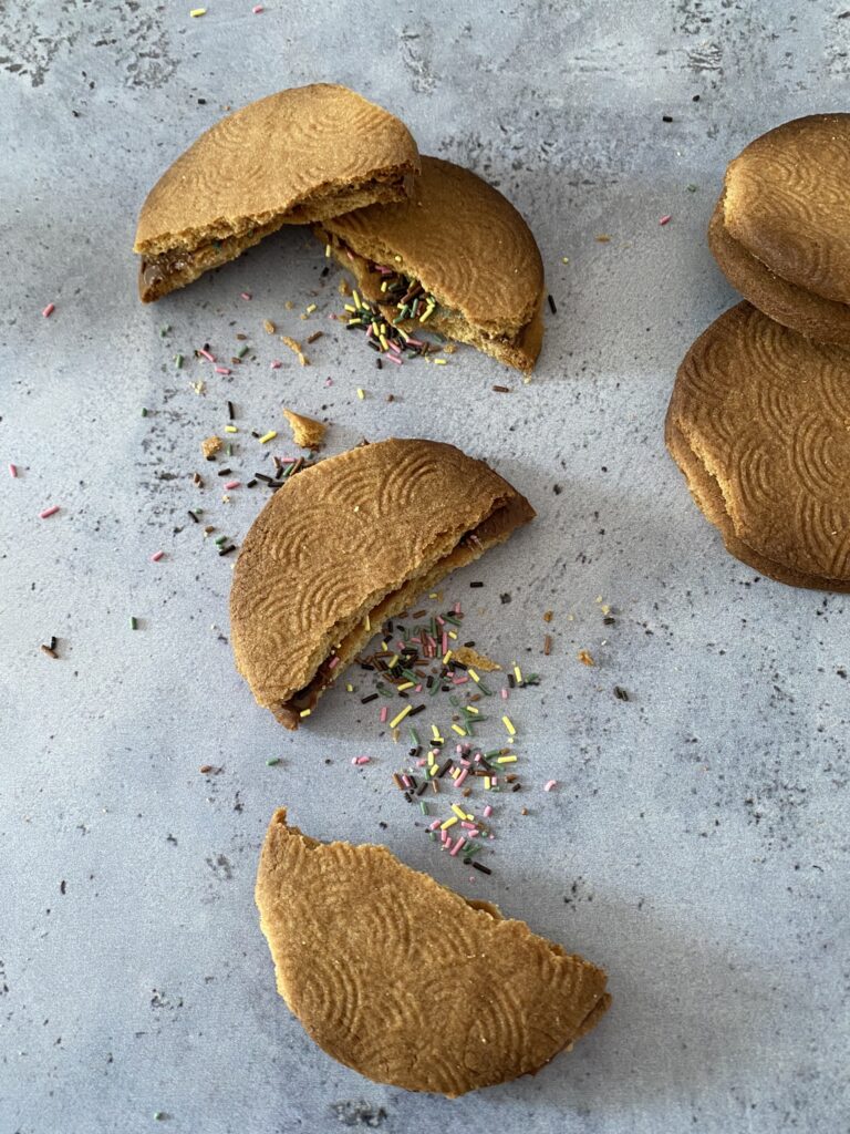 Délicieux biscuit surprise, rempli de confettis façon pinata 5 biscuit pinata surprise