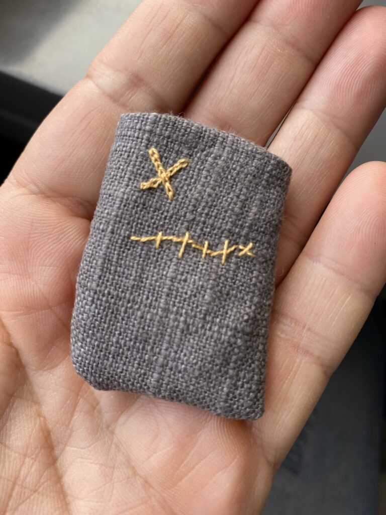 Une poupée vaudoo de poche pour consoler en poésie 2 mini poupée vaudou