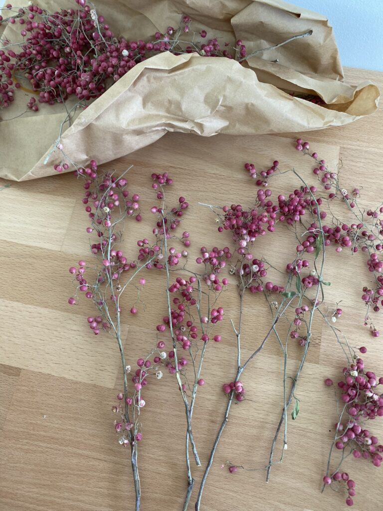 Détourner une bombe de peinture en vase poétique 8 baies sechees