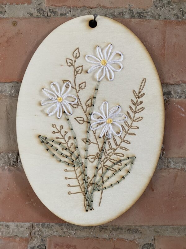 broderie sur bois fleur paquerette