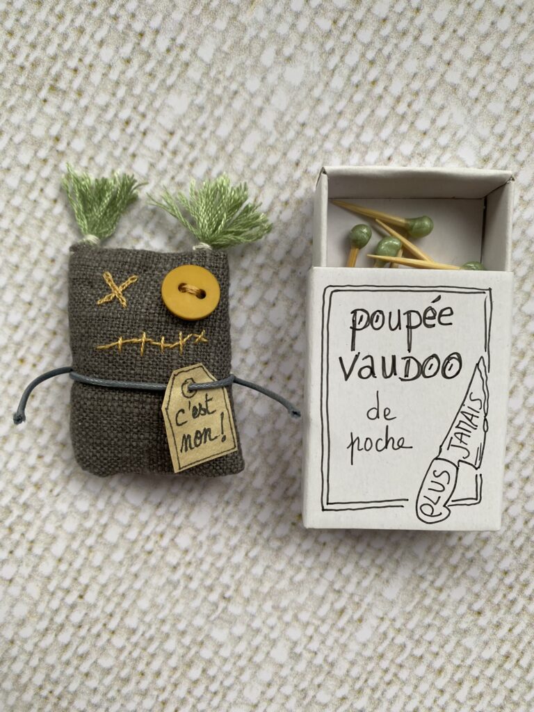 Une poupée vaudoo de poche pour consoler en poésie 7 mini poupée vaudou en tissu