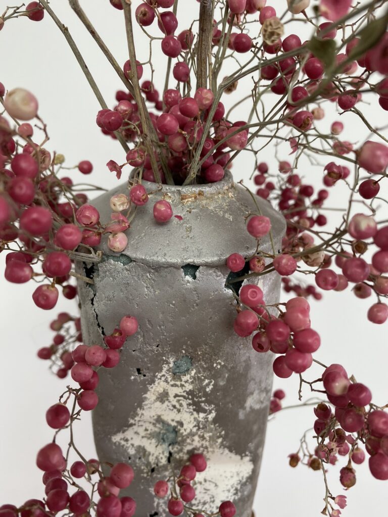 Détourner une bombe de peinture en vase poétique 10 vase aérosol : seconde vie d'une ancienne bombe de peinture transformée en vase