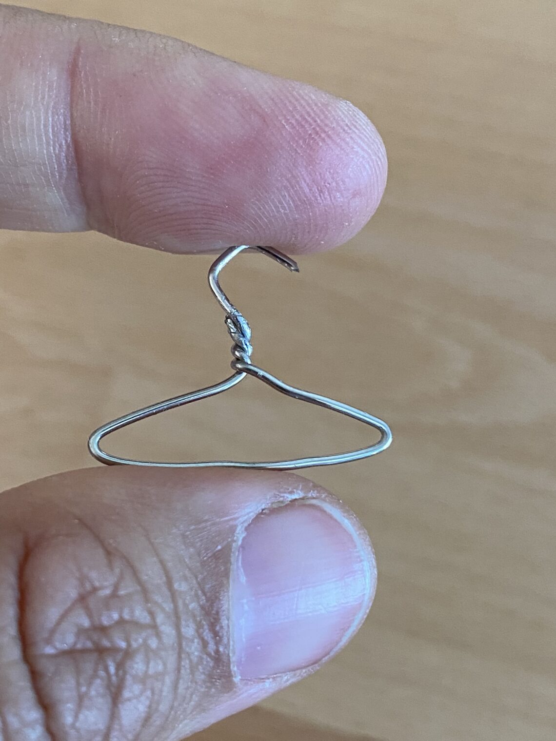 Un Bracelet Cintre Pour Le Droit L avortement un-bracelet-cintre-pour-le-droit-l-avortement