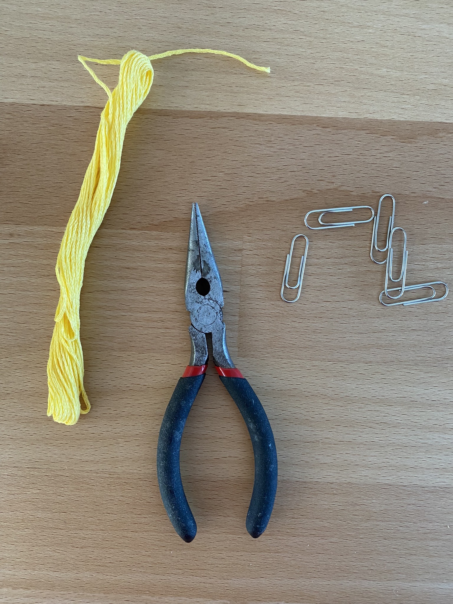 Un Bracelet Cintre Pour Le Droit L avortement un-bracelet-cintre-pour-le-droit-l-avortement