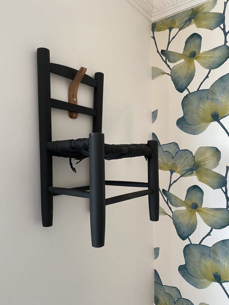 Des mini-chaises transformées en porte plante 3 tuto chaise étagère recup seconde main