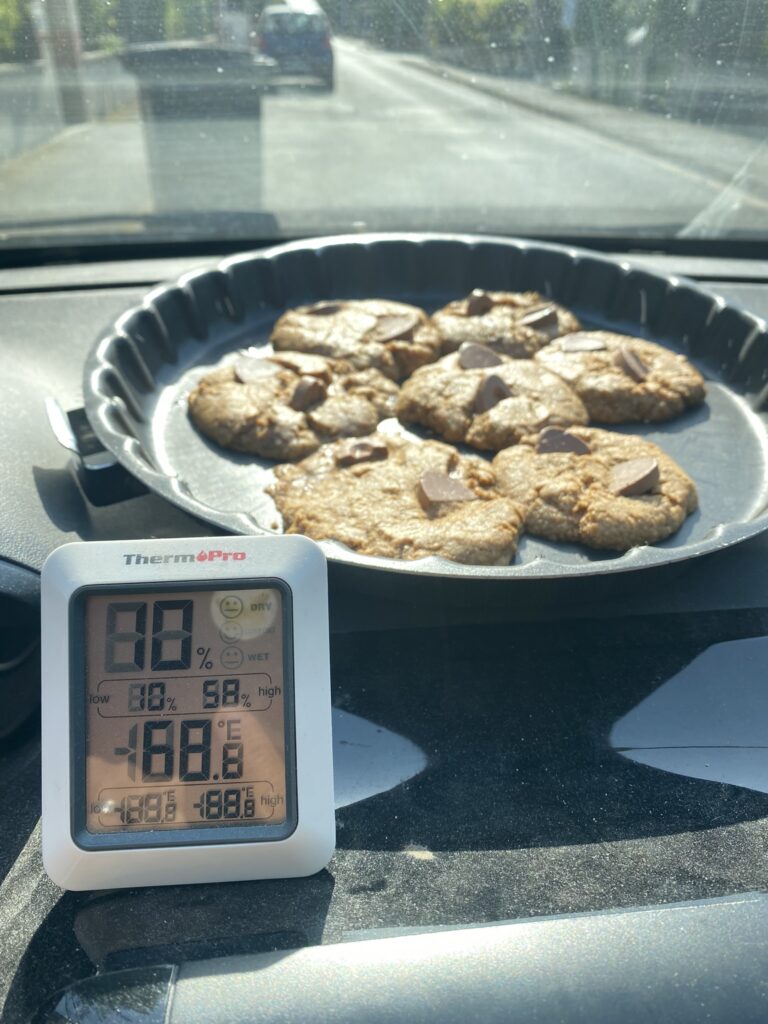cookies cuits dans une voiture