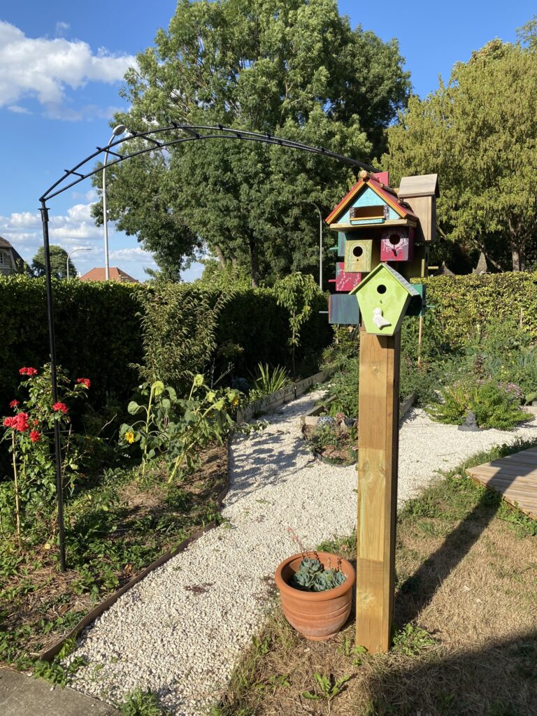 Nichoirs décoratifs à l'entrée du potager 13 totem de nichoirs