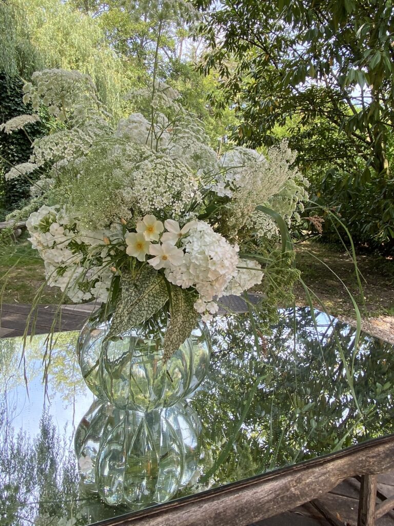 joli bouquet de fleurs sauvages blanches exposé au moulin jaune
