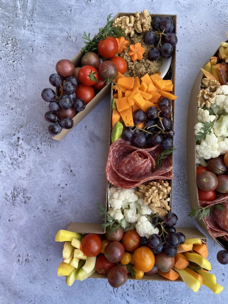 plateau apéro numéro ou number cake salé ou planche apéro anniversaire 10 ans