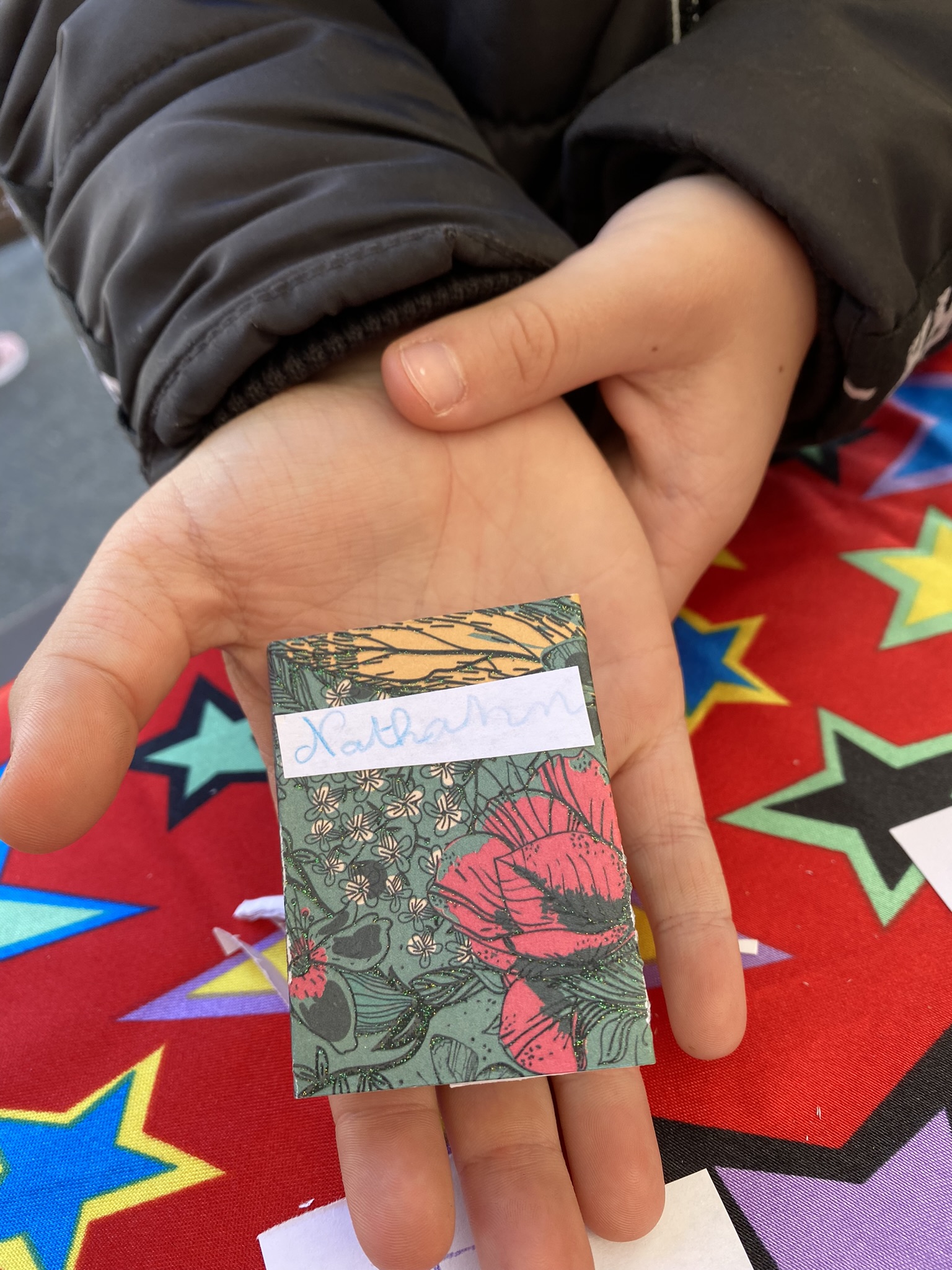 atelier créatif avec des enfants pour apprendre à faire un mini livre