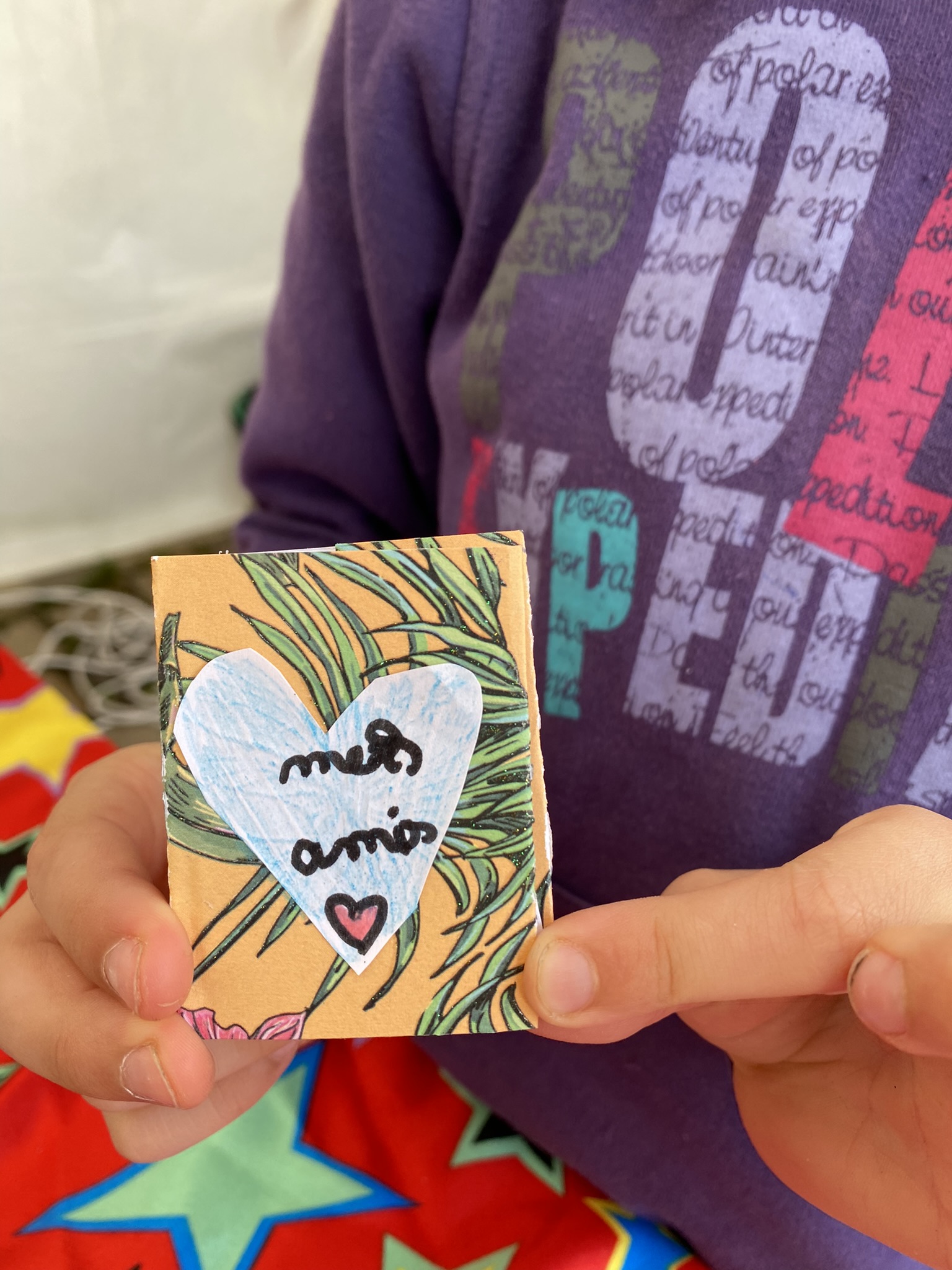 atelier créatif avec des enfants pour apprendre à faire un mini livre