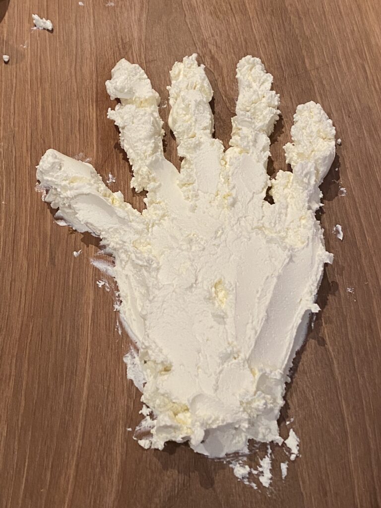 main coupée en fromage