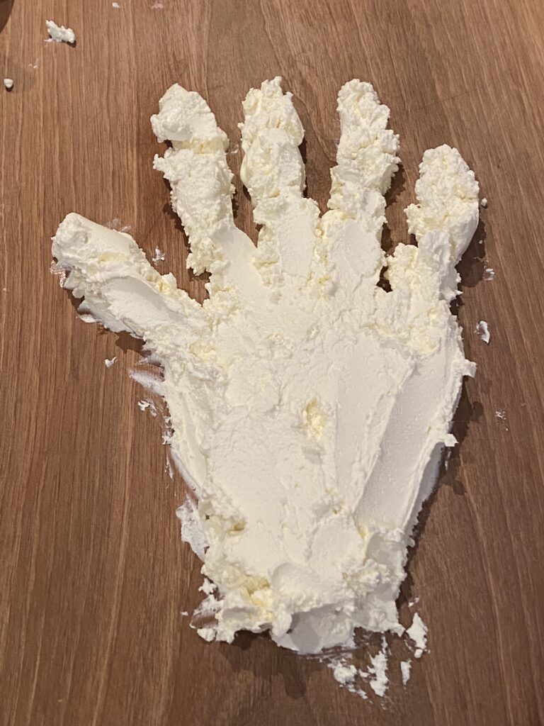 3 idées de planches apéro pour Halloween 8 main coupée en fromage