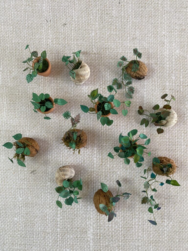 Maquette cachée dans un livre de bibliothèque 21 atelier mini plantes en papier