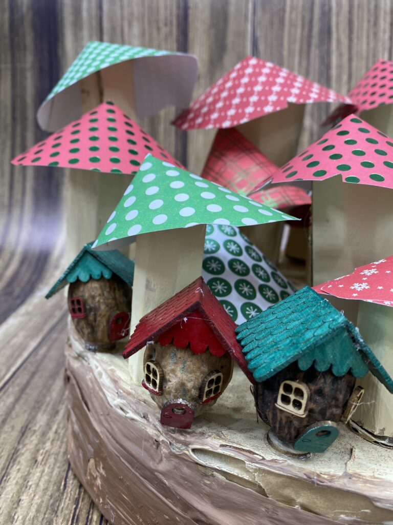 Calendrier village de champignons 8 Calendrier de l'avent champignon fait à partir de papier et de carton + des noix transformées en mini maison