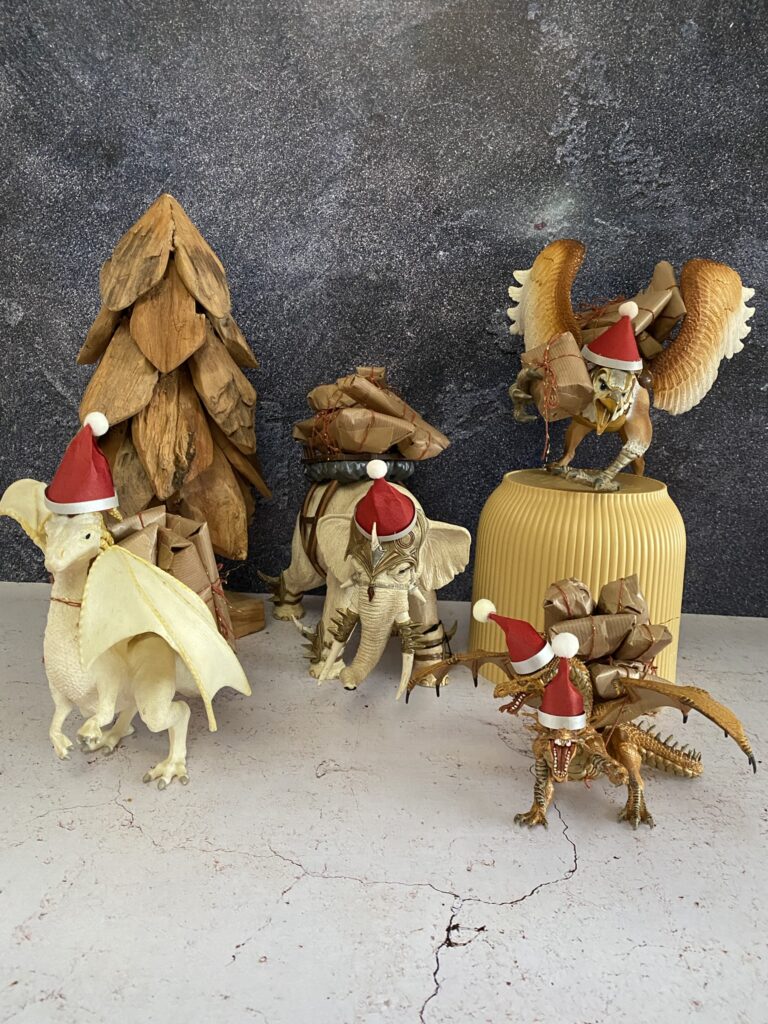Les jouets jouent au père Noël pour le calendrier 21 calendrier de l'avent dragon