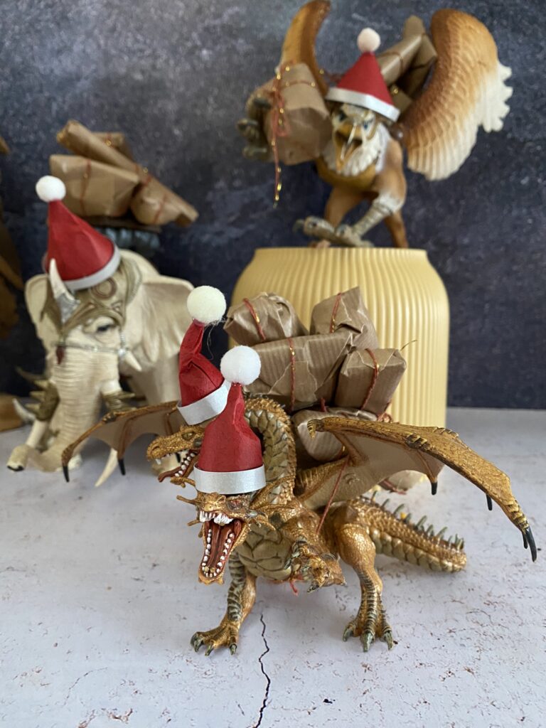 Les jouets jouent au père Noël pour le calendrier 20 calendrier de l'avent dragon