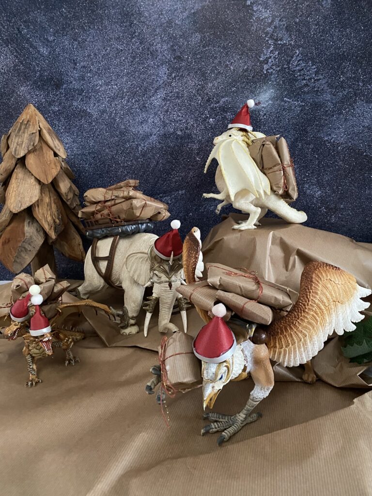 Les jouets jouent au père Noël pour le calendrier 22 calendrier de l'avent dragon