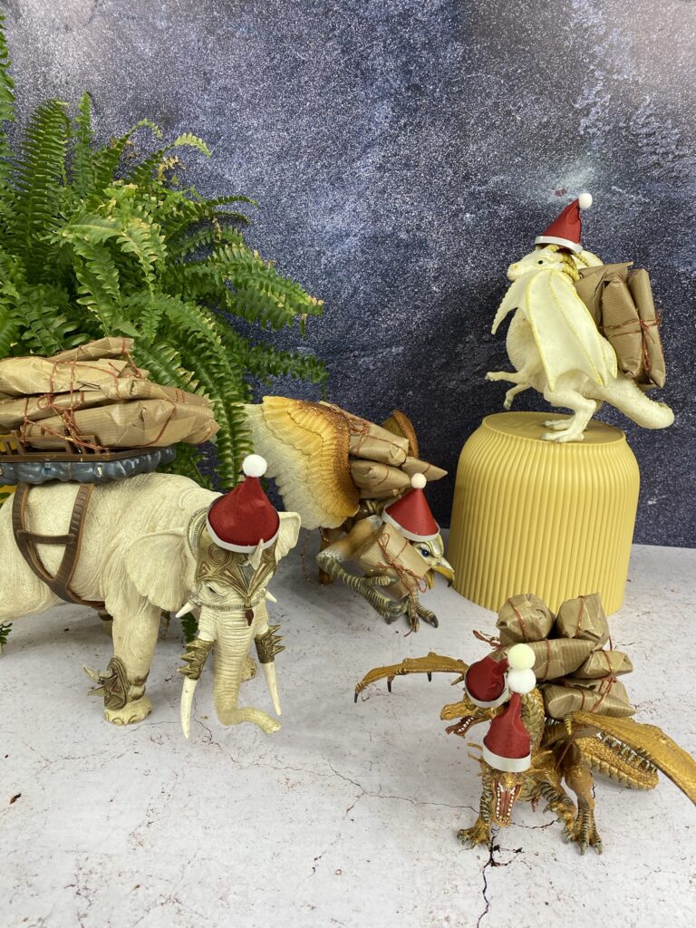 Les jouets jouent au père Noël pour le calendrier 27 calendrier de l'avent dragon