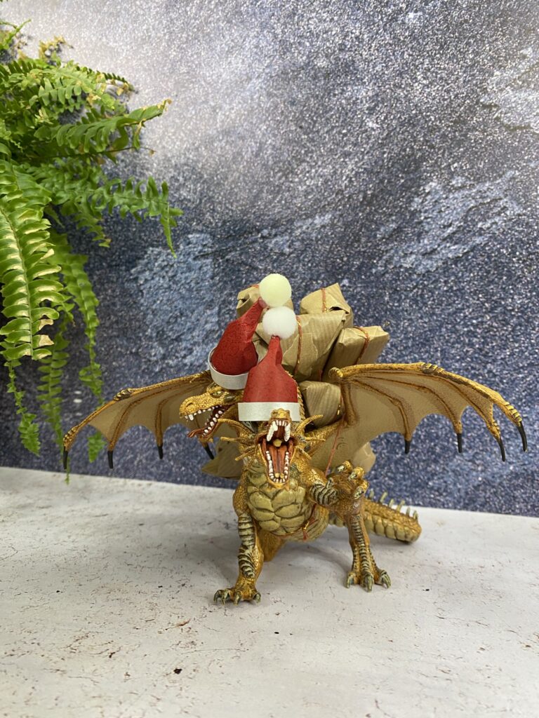 Les jouets jouent au père Noël pour le calendrier 24 calendrier de l'avent dragon