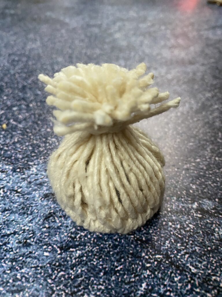 tuto facile mini bonnet en laine, une super activité pour les enfants