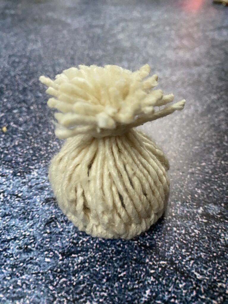 Lutin pompon : la surprise n°2 du calendrier 10 tuto facile mini bonnet en laine, une super activité pour les enfants