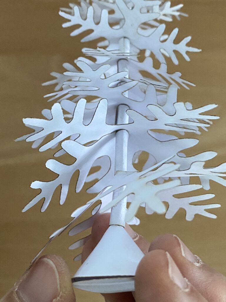 La version papier du sapin : surprise n°7 9 mini sapin en papier à monter