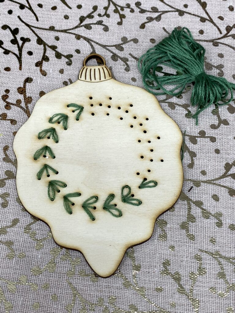 Broder du bois pour décorer le sapin : surprise n°5 ! 1 ornement en bois a broder