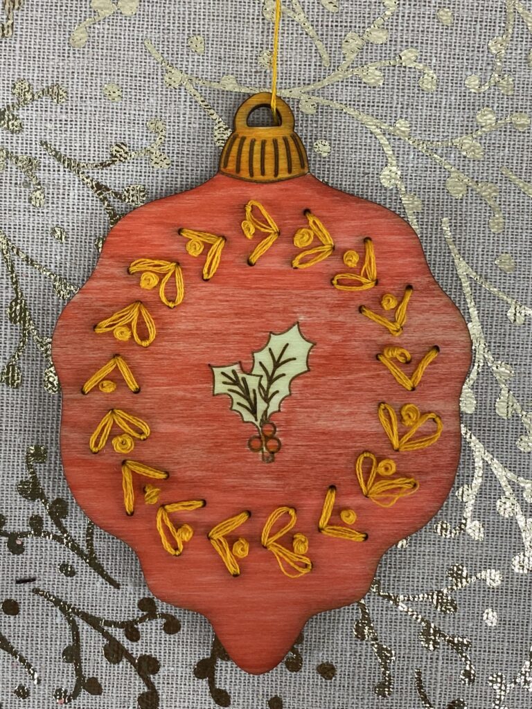 Broder du bois pour décorer le sapin : surprise n°5 ! 6 ornement en bois a broder