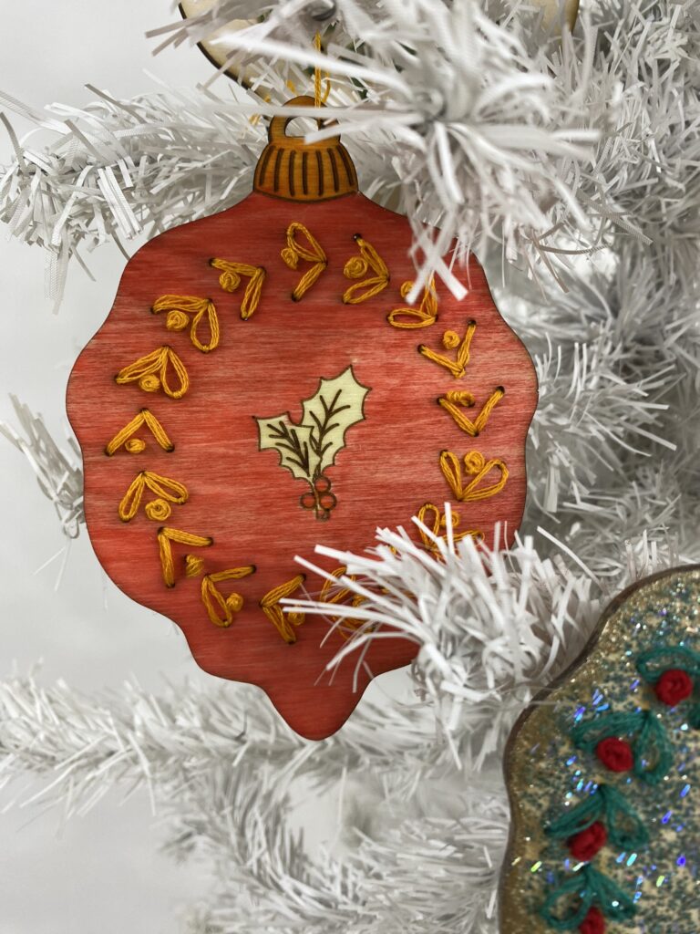 Broder du bois pour décorer le sapin : surprise n°5 ! 7 ornement en bois a broder sapin orange