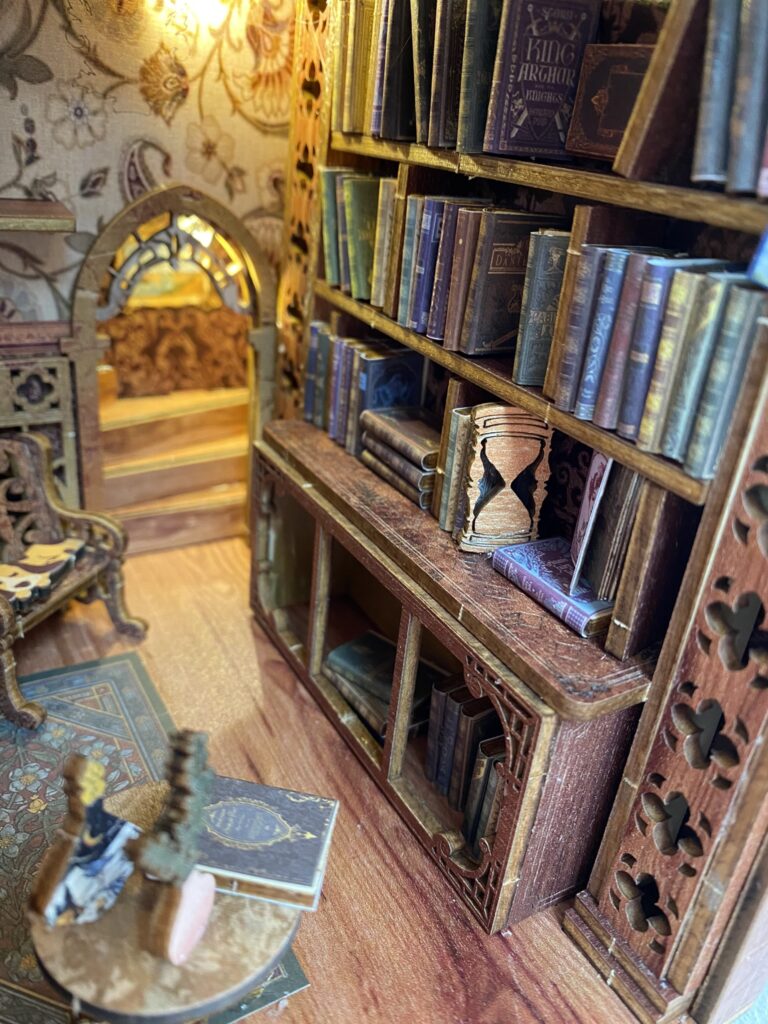 Maquette cachée dans un livre de bibliothèque 19 book nook