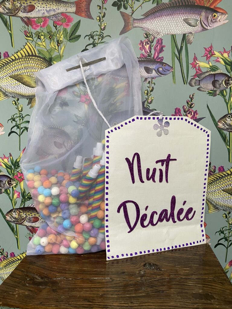 Un sachet de thé géant pour passer une nuit pas vraiment calme 9 sachet de thé XXL : un sachet de thé géant rempli de cotillon pour le réveillon avec une étiquette géante sur laquelle il est indiqué "nuit décalée"